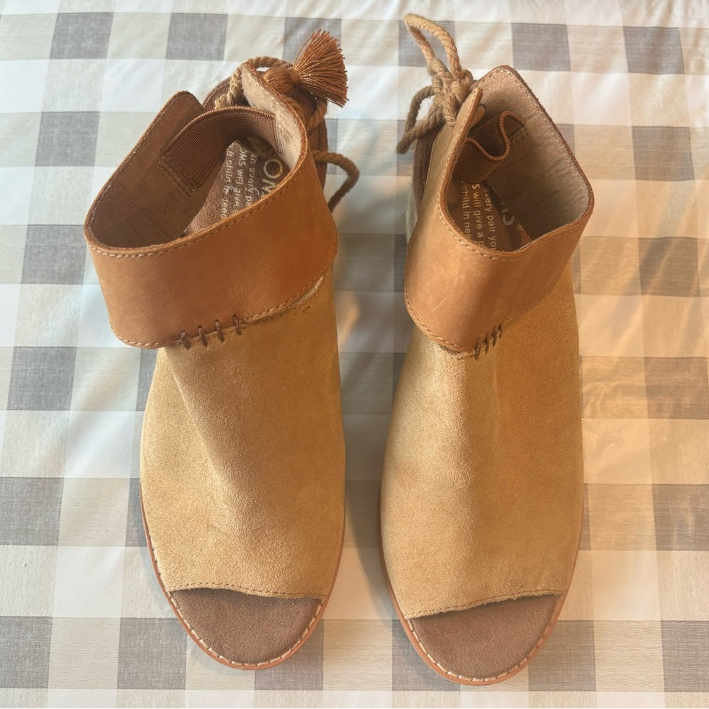 TOMS women’s Seville heeled sandals size 6.5 W honey suede
